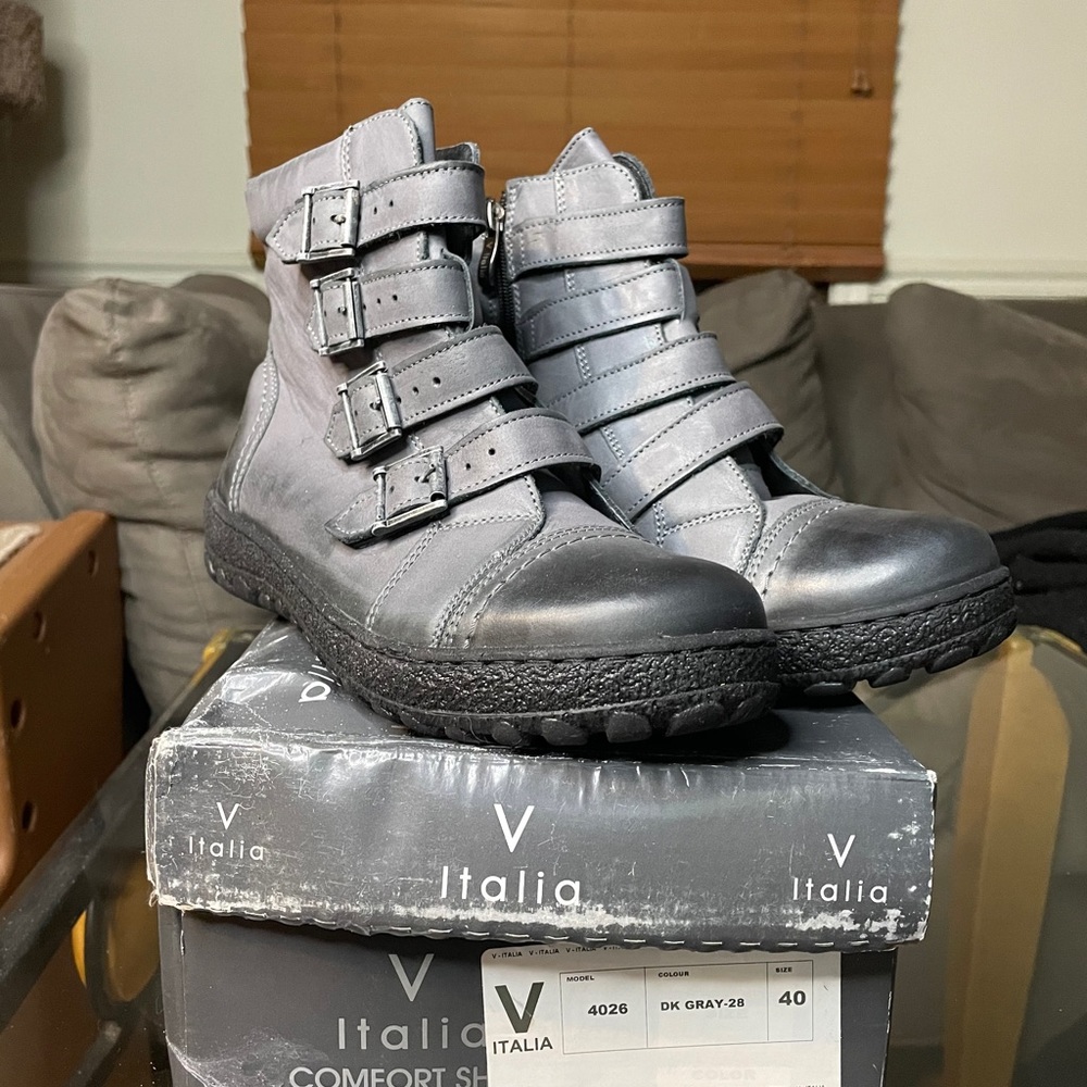 NEVER WORN V-Italia Leather Boots